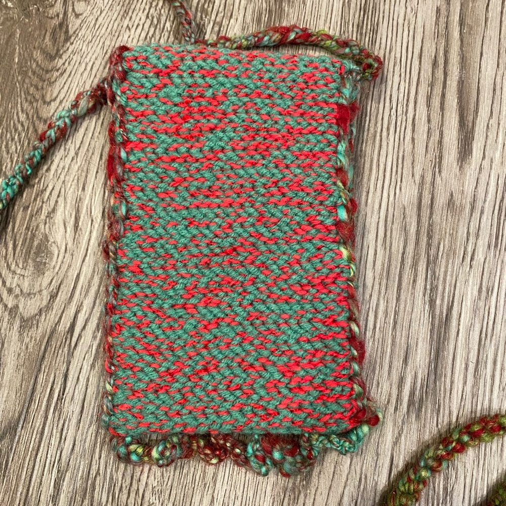 Red & Green Device Phone Bag Small Hip Purse Travel Pouch Handmade Crochet - Picture 4 of 4